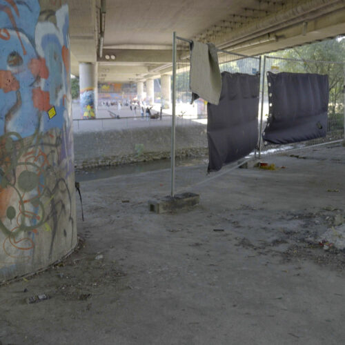 schlafstelle-unterhalb-theodor-heuss-Brücke Eine Notschlafstätte unterhalb der Theodor-Heuss-Brücke.